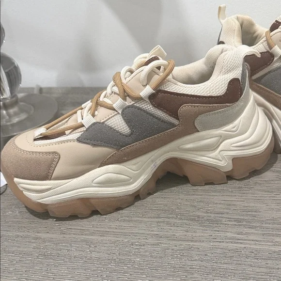 Madden Girl Women's Venomm Sneaker - Picture 2 of 5